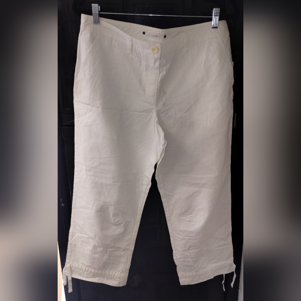 Liz Claiborne size 12 white capris
